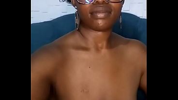 Chupando E Me Deliciando Nos Meus Peitos Enormes E Suculentos