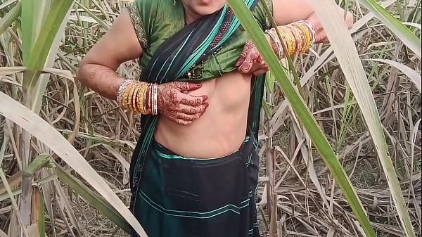 Indian Desi Village Mein Khule Mein Peshab Karte Huye Dehati Aurat, Sexy Outdoor Public Nanga Nanga