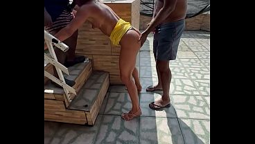 Parte 1 – Mais Uma Putaria: Piscina, Esconderijo E Dois Pretões Enrabando A Belinha, Com Dp E Um Pauzão Gigante Rasgando O Cu Da Corna. Tudo Na Cara Do Corno Manso.