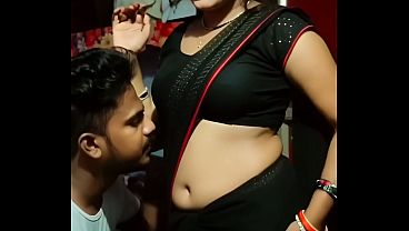 Desi Bhabhi Ki Saree Se Navel Dikha Rahi Thi, Romantic Mahaul Mein Full Erotic Vibe