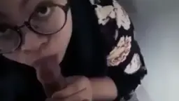 Pacar Berjilbab Yang Nakal, Bibir Mungilnya Sibuk Di Toilet Mall, Bikin Makin Bernafsu.