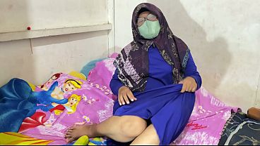 Wanita Berhijab Memuaskan Dirinya Sendiri Dengan Penuh Gairah.